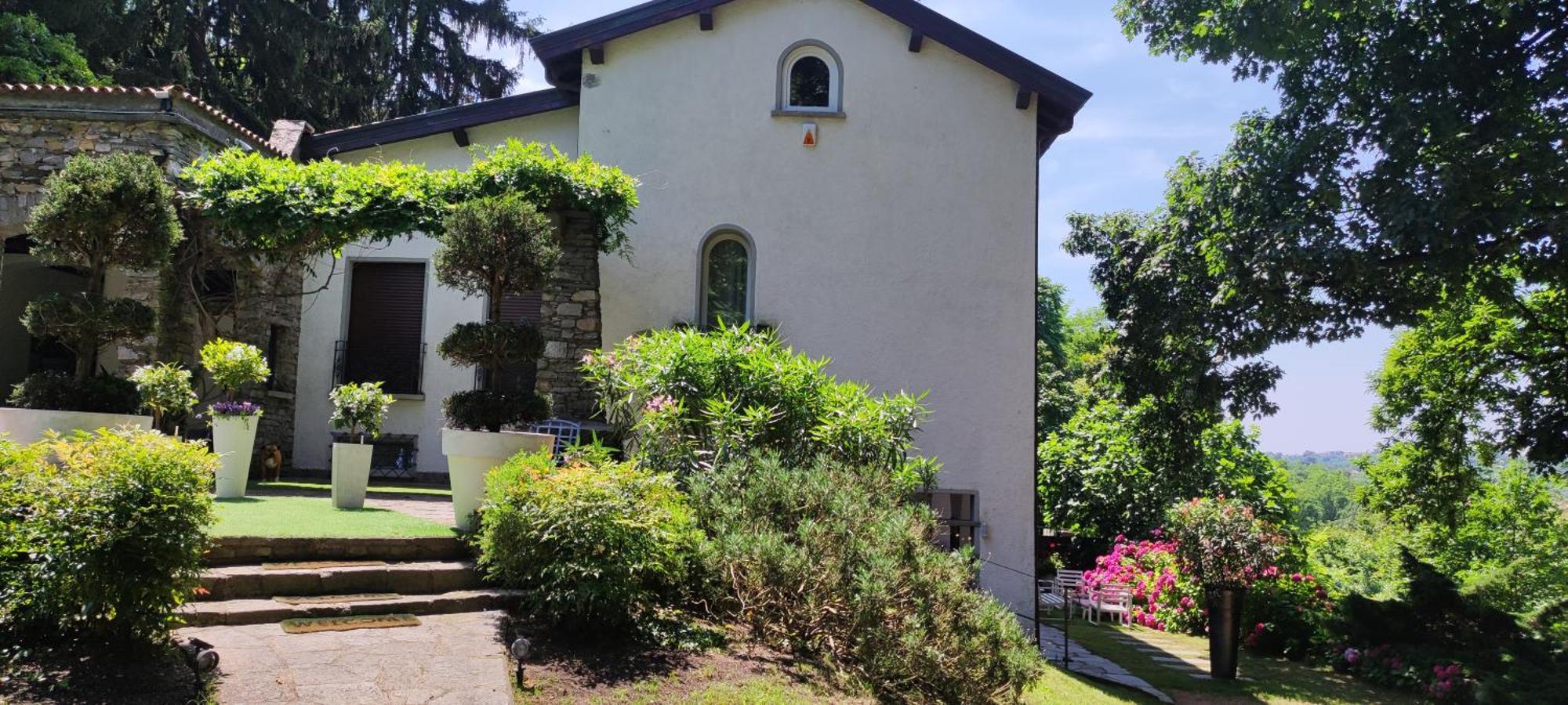 "La Selvetta" Bed And Breakfast Buguggiate Exterior photo